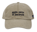 Cappello beige Offmode con la frase salentina "aggiu persu la pacenzia" ricamata