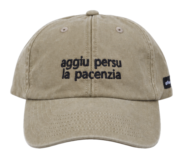 Cappello beige Offmode con la frase salentina "aggiu persu la pacenzia" ricamata