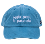 Cappello azzurro Offmode con la frase salentina "aggiu persu la pacenzia" ricamata