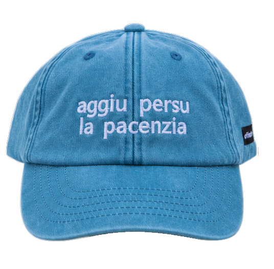 Cappello azzurro Offmode con la frase salentina "aggiu persu la pacenzia" ricamata