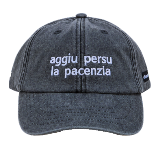 Cappello nero Offmode con la frase salentina "aggiu persu la pacenzia" ricamata