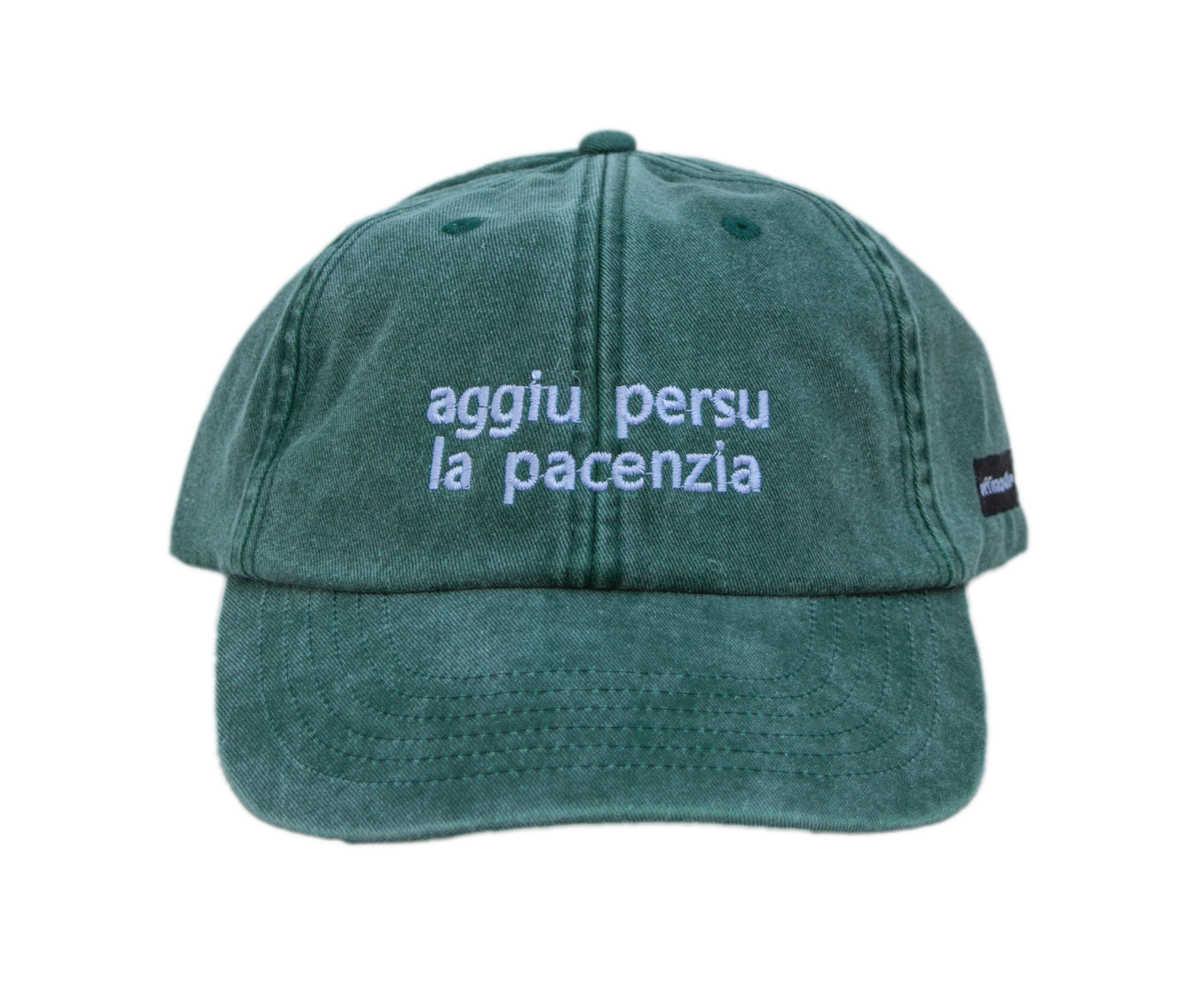 Cappello verde Offmode con la frase salentina "aggiu persu la pacenzia" ricamata