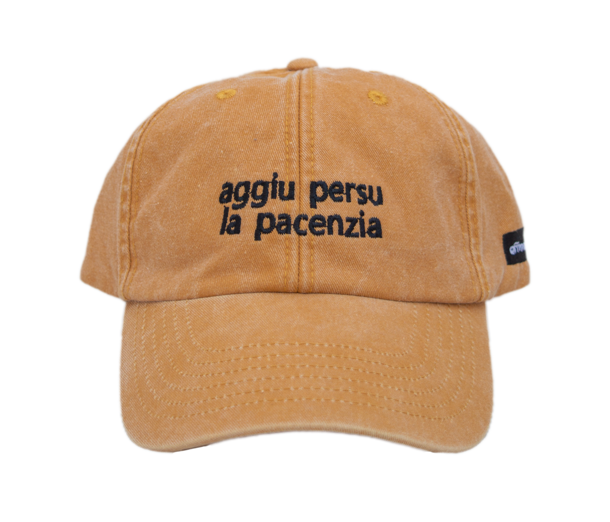 Cappello senape Offmode con la frase  salentina "aggiu persu la pacenzia" ricamata
