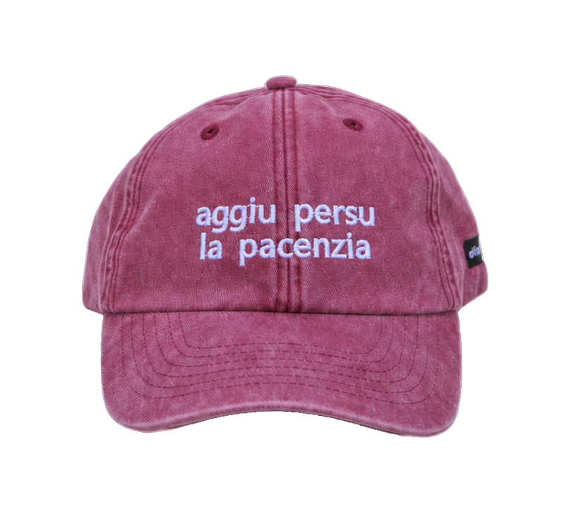 Cappello bordeaux Offmode con la frase salentina "aggiu persu la pacenzia" ricamata