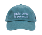 Cappello salvia Offmode con la frase salentina "aggiu persu la pacenzia" ricamata