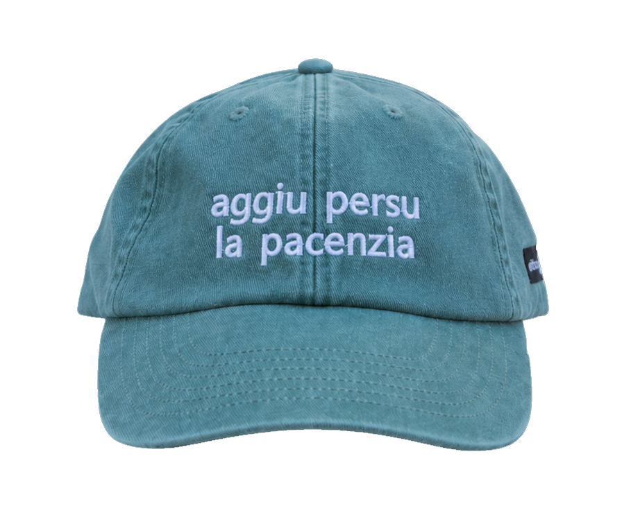 Cappello salvia Offmode con la frase salentina "aggiu persu la pacenzia" ricamata