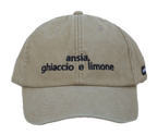Cappello beige Offmode con la frase "ansia, ghiaccio e limone" ricamata