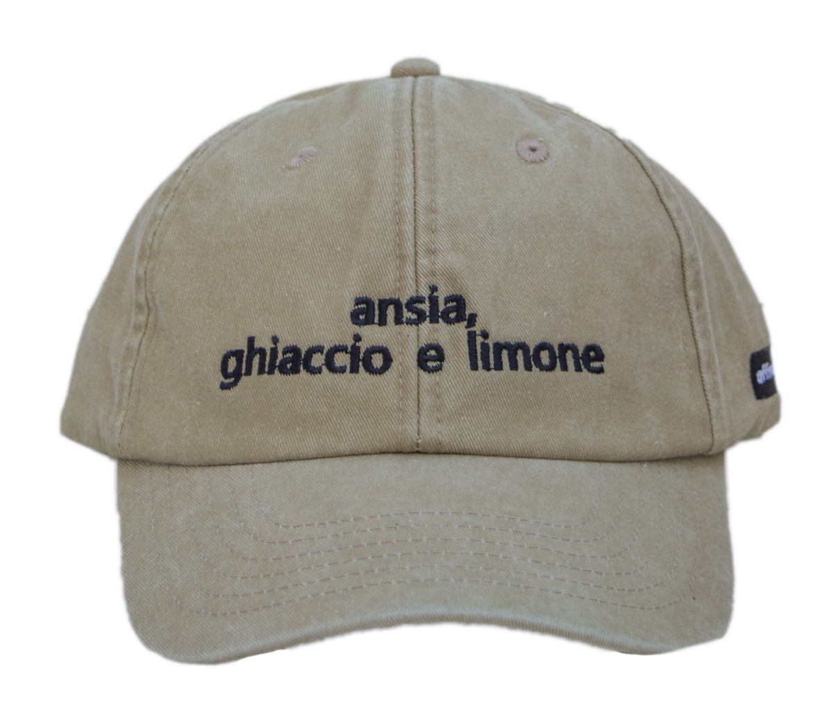 Cappello beige Offmode con la frase "ansia, ghiaccio e limone" ricamata