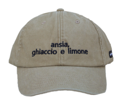 Cappello beige Offmode con la frase "ansia, ghiaccio e limone" ricamata