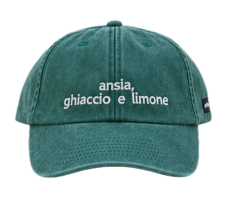Cappello verde Offmode con la frase "ansia, ghiaccio e limone" ricamata