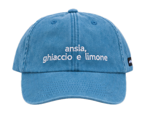 Cappello azzurro Offmode con la frase "ansia, ghiaccio e limone" ricamata