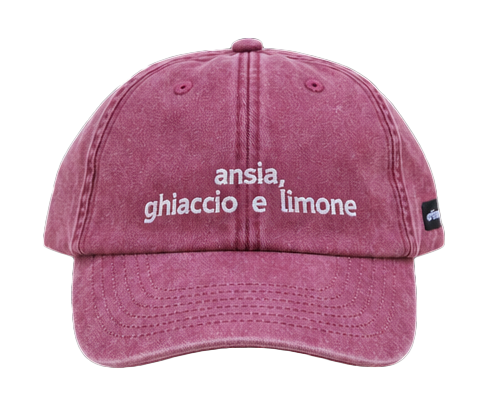 Cappello bordeaux Offmode con la frase "ansia, ghiaccio e limone" ricamata