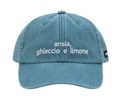 Cappello salvia Offmode con la frase "ansia, ghiaccio e limone" ricamata