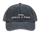 Cappello nero Offmode con la frase "ansia, ghiaccio e limone" ricamata