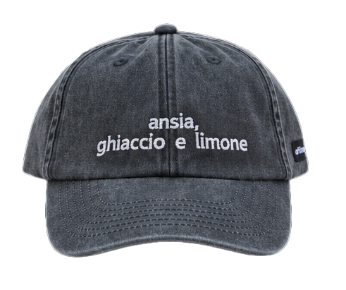 Cappello nero Offmode con la frase "ansia, ghiaccio e limone" ricamata