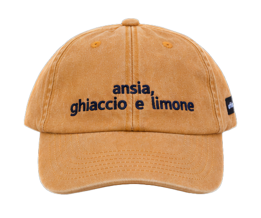 Cappello senape Offmode con la frase "ansia, ghiaccio e limone" ricamata