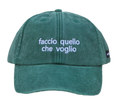 Cappello verde Offmode con la frase "faccio quello che voglio" ricamata