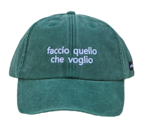 Cappello verde Offmode con la frase "faccio quello che voglio" ricamata
