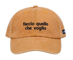 Cappello senape Offmode con la frase "faccio quello che voglio" ricamata