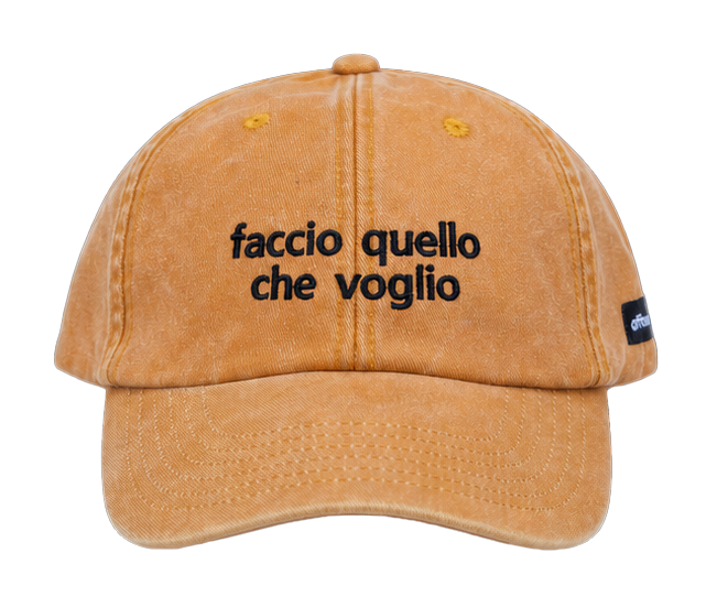 Cappello senape Offmode con la frase "faccio quello che voglio" ricamata