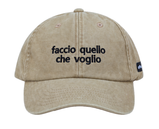 Cappello beige Offmode con la frase "faccio quello che voglio" ricamata