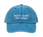 Cappello azzurro Offmode con la frase "faccio quello che voglio" ricamata