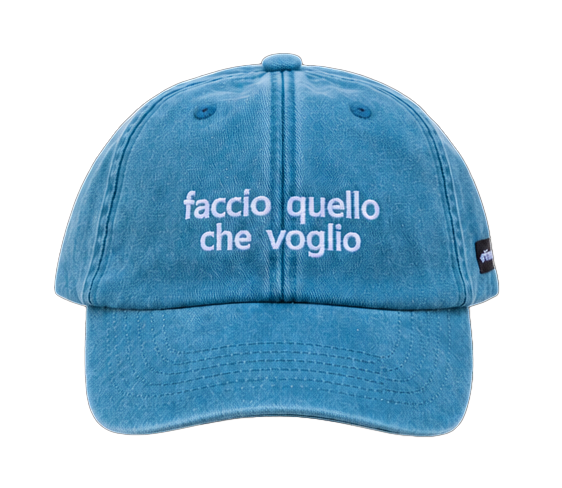 Cappello azzurro Offmode con la frase "faccio quello che voglio" ricamata