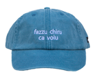 Cappello azzurro Offmode con la frase salentina "fazzu chiru ca voiu" ricamata