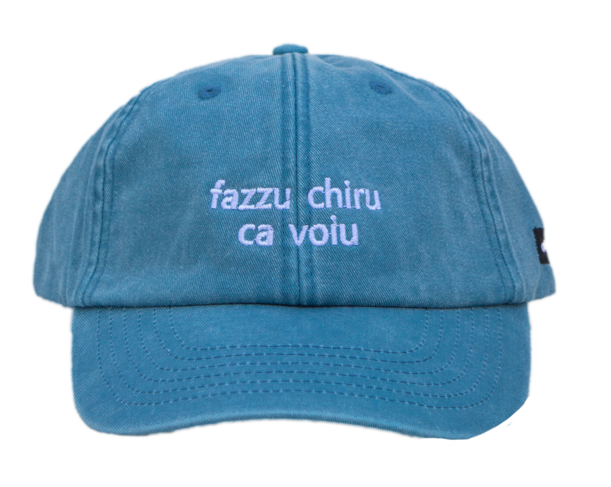 Cappello azzurro Offmode con la frase salentina "fazzu chiru ca voiu" ricamata