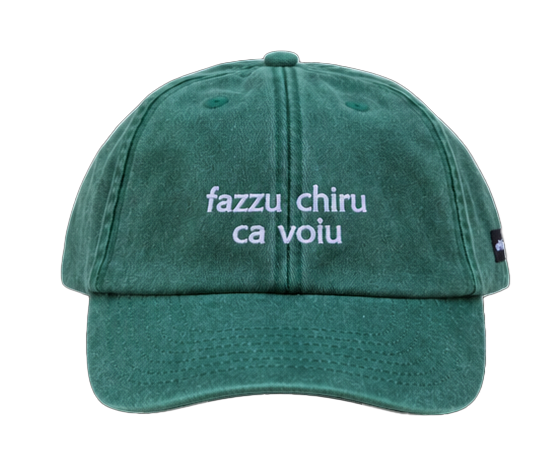 Cappello verde Offmode con la frase salentina "fazzu chiru ca voiu" ricamata