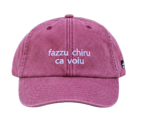 Cappello bordeaux Offmode con la frase salentina "fazzu chiru ca voiu" ricamata