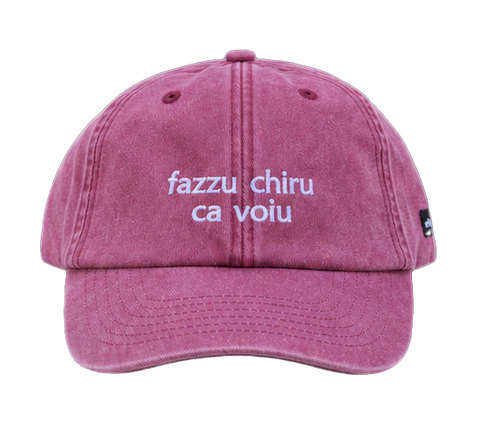 Cappello bordeaux Offmode con la frase salentina "fazzu chiru ca voiu" ricamata