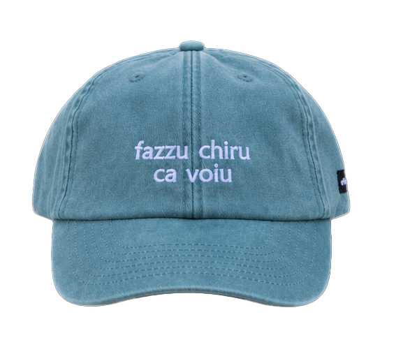 Cappello salvia Offmode con la frase salentina "fazzu chiru ca voiu" ricamata