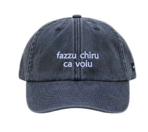 Cappello nero Offmode con la frase salentina "fazzu chiru ca voiu" ricamata