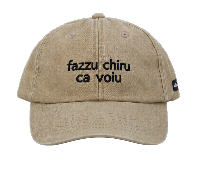 Cappello beige Offmode con la frase salentina "fazzu chiru ca voiu" ricamata