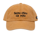 Cappello senape Offmode con la frase salentina "fazzu chiru ca voiu" ricamata