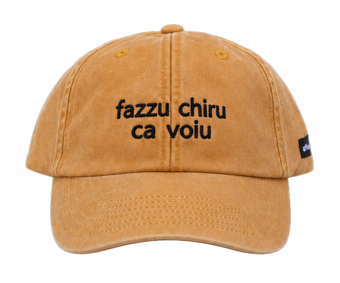 Cappello senape Offmode con la frase salentina "fazzu chiru ca voiu" ricamata