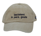 Cappello beige Offmode con la frase "lasciatemi in pace, grazie" ricamata