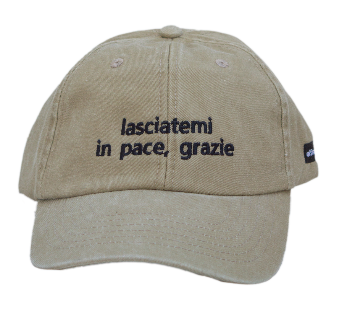 Cappello beige Offmode con la frase "lasciatemi in pace, grazie" ricamata