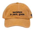 Cappello senape Offmode con la frase "lasciatemi in pace, grazie" ricamata