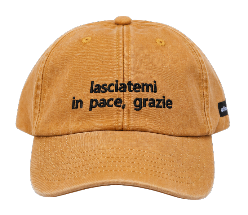 Cappello senape Offmode con la frase "lasciatemi in pace, grazie" ricamata
