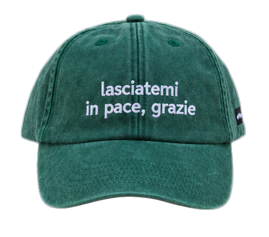 Cappello verde Offmode con la frase "lasciatemi in pace, grazie" ricamata