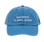 Cappello azzurro Offmode con la frase "lasciatemi in pace, grazie" ricamata