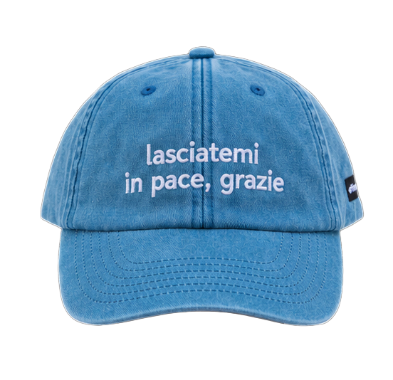Cappello azzurro Offmode con la frase "lasciatemi in pace, grazie" ricamata