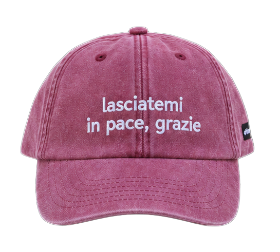 Cappello bordeaux Offmode con la frase "lasciatemi in pace, grazie" ricamata