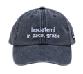 Cappello nero Offmode con la frase "lasciatemi in pace, grazie" ricamata