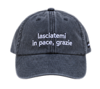 Cappello nero Offmode con la frase "lasciatemi in pace, grazie" ricamata