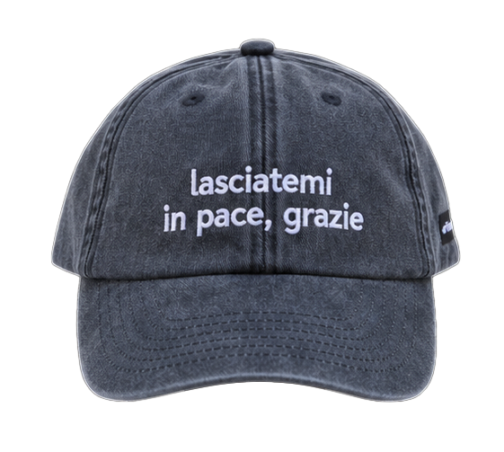 Cappello nero Offmode con la frase "lasciatemi in pace, grazie" ricamata