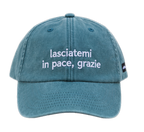 Cappello salvia Offmode con la frase "lasciatemi in pace, grazie" ricamata