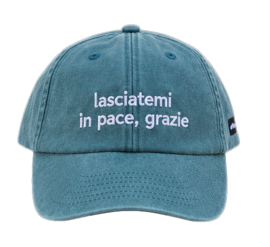 Cappello salvia Offmode con la frase "lasciatemi in pace, grazie" ricamata